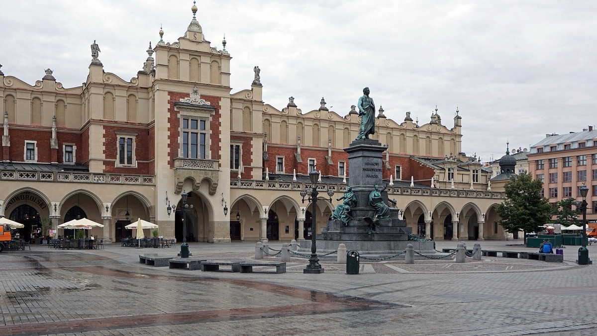 The Renaissance Cloth Hall on Kraków's Main Market Square, surrounded by historic townhouses.